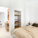 בית נופש Renovated With Jacuzzi Near