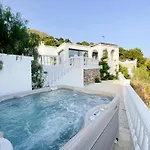 בית נופש Renovated With Jacuzzi Near
