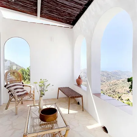 בית נופש Renovated With Jacuzzi Near